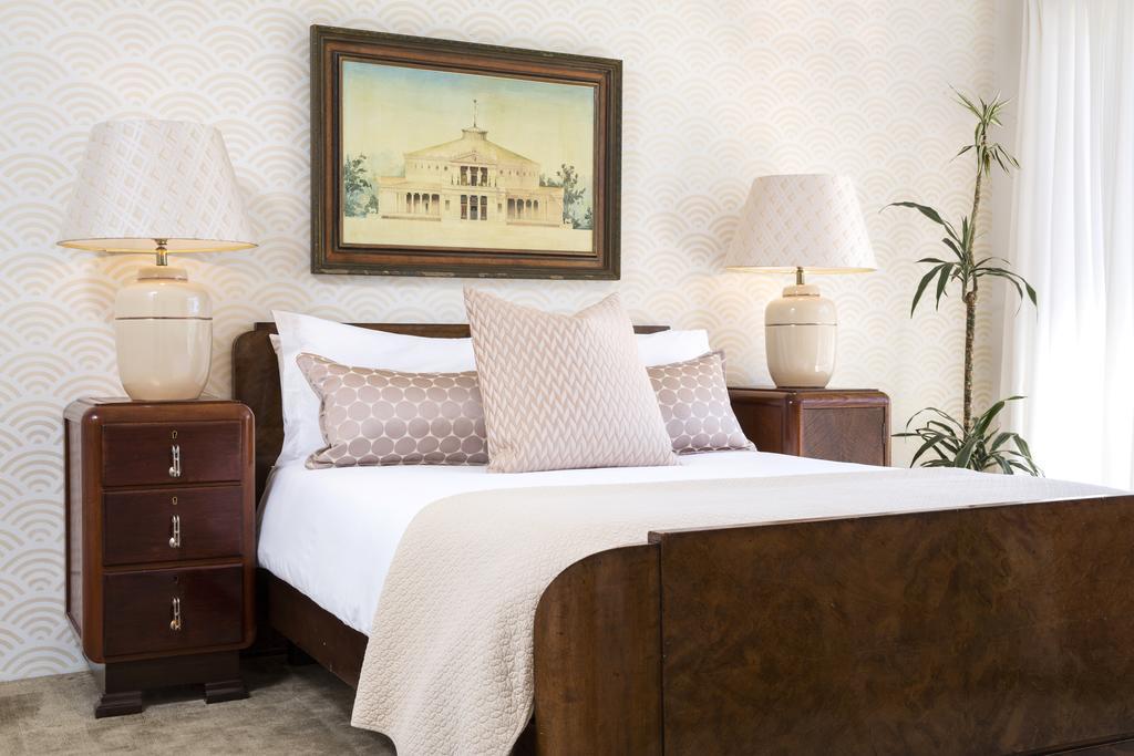 Poseidon Guest House เฮาต์เบย์ ภายนอก รูปภาพ